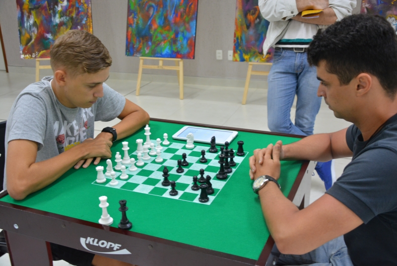 Biblioteca de Lagoa promove aulas de iniciação ao xadrez